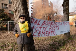 Uno dei "Sempre Verdi" del Comitato Besta si incatena a un albero per impedire i lavori di taglio.